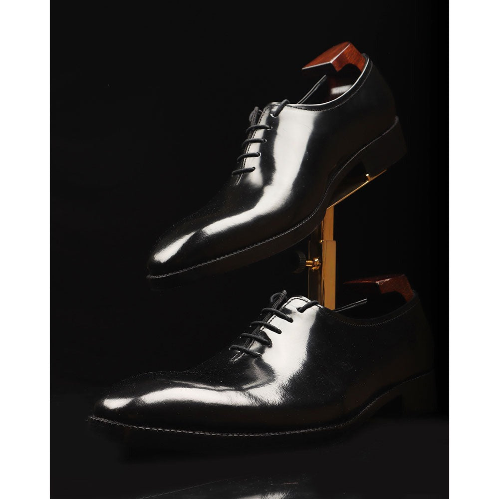 Black Brushed Wholecut On Symetrical Last