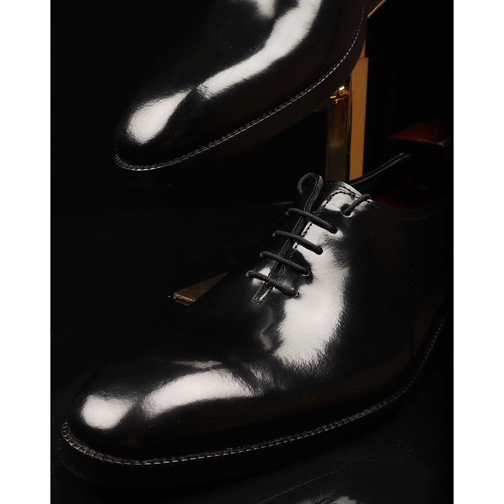 Black Brushed Wholecut On Symetrical Last